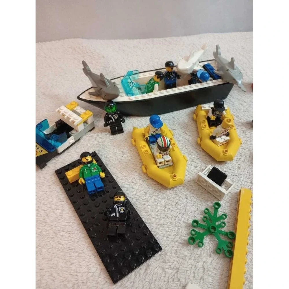 LEGO City Police Boat Shark Rescue Minifigure‎ Vehicles Set